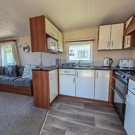 Great 6 Berth Caravan With Decking At Manor Park In Hunstanton Ref 23017B Экстерьер фото