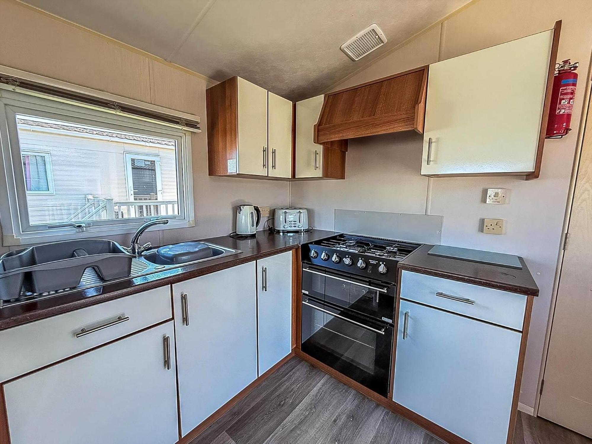 Great 6 Berth Caravan With Decking At Manor Park In Hunstanton Ref 23017B Экстерьер фото