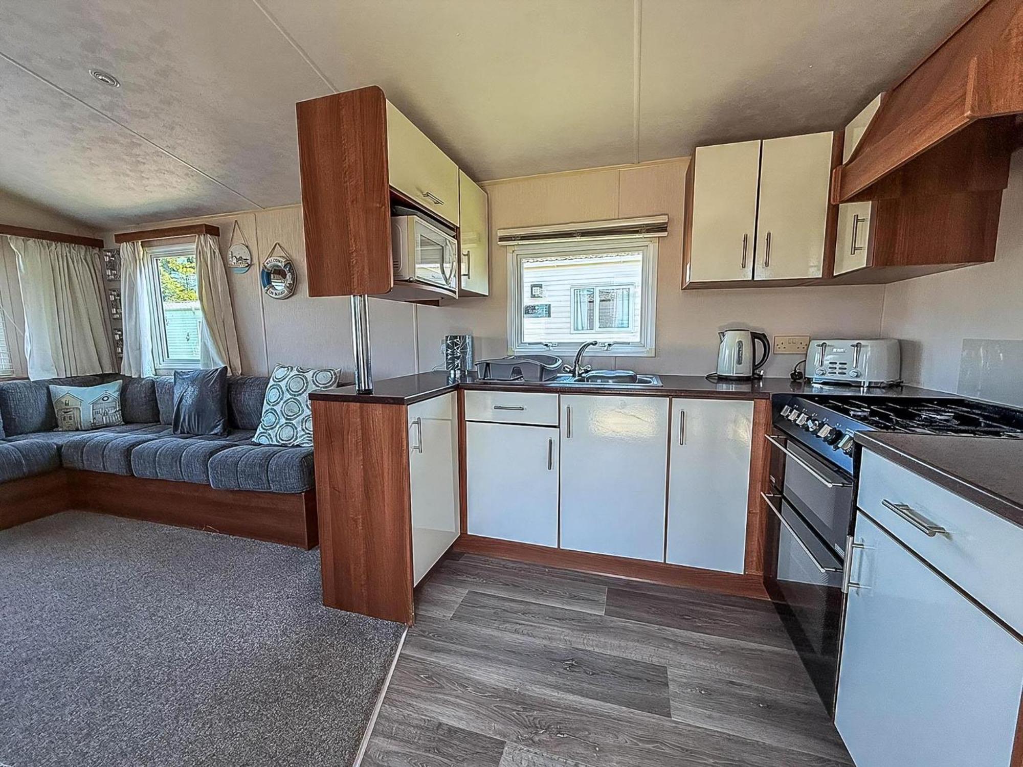 Great 6 Berth Caravan With Decking At Manor Park In Hunstanton Ref 23017B Экстерьер фото