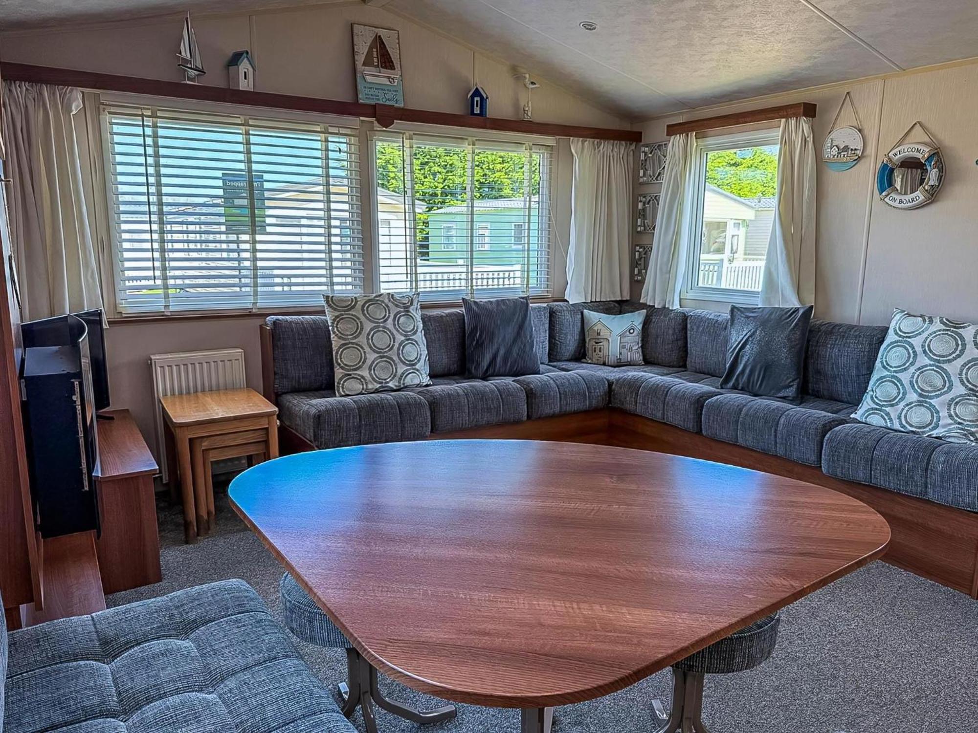 Great 6 Berth Caravan With Decking At Manor Park In Hunstanton Ref 23017B Экстерьер фото