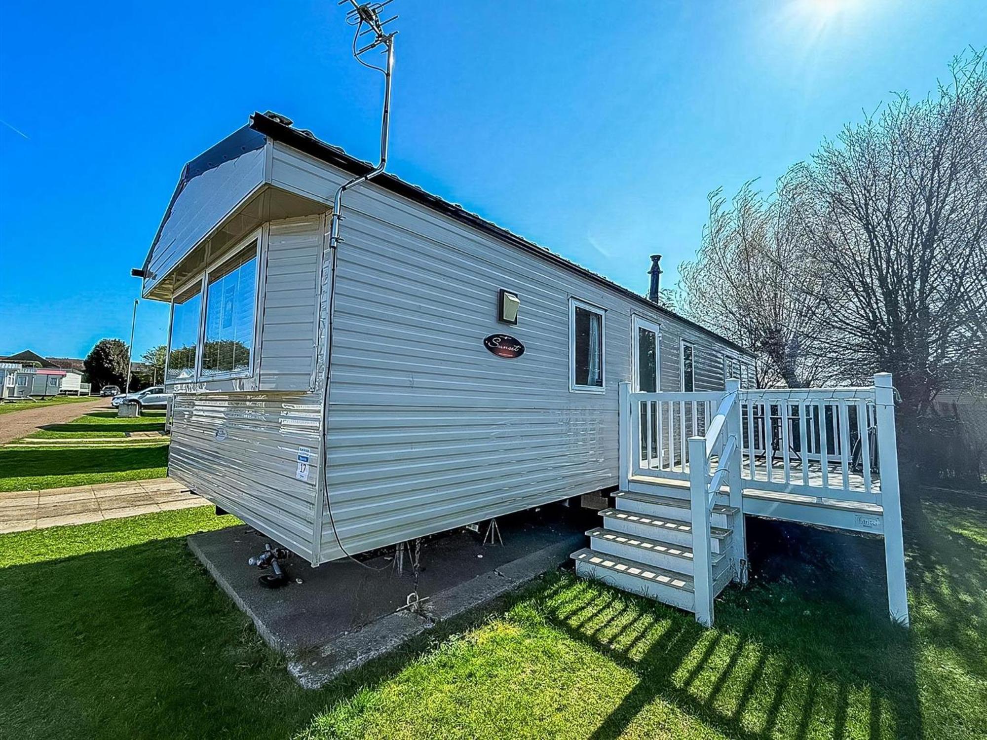 Great 6 Berth Caravan With Decking At Manor Park In Hunstanton Ref 23017B Экстерьер фото