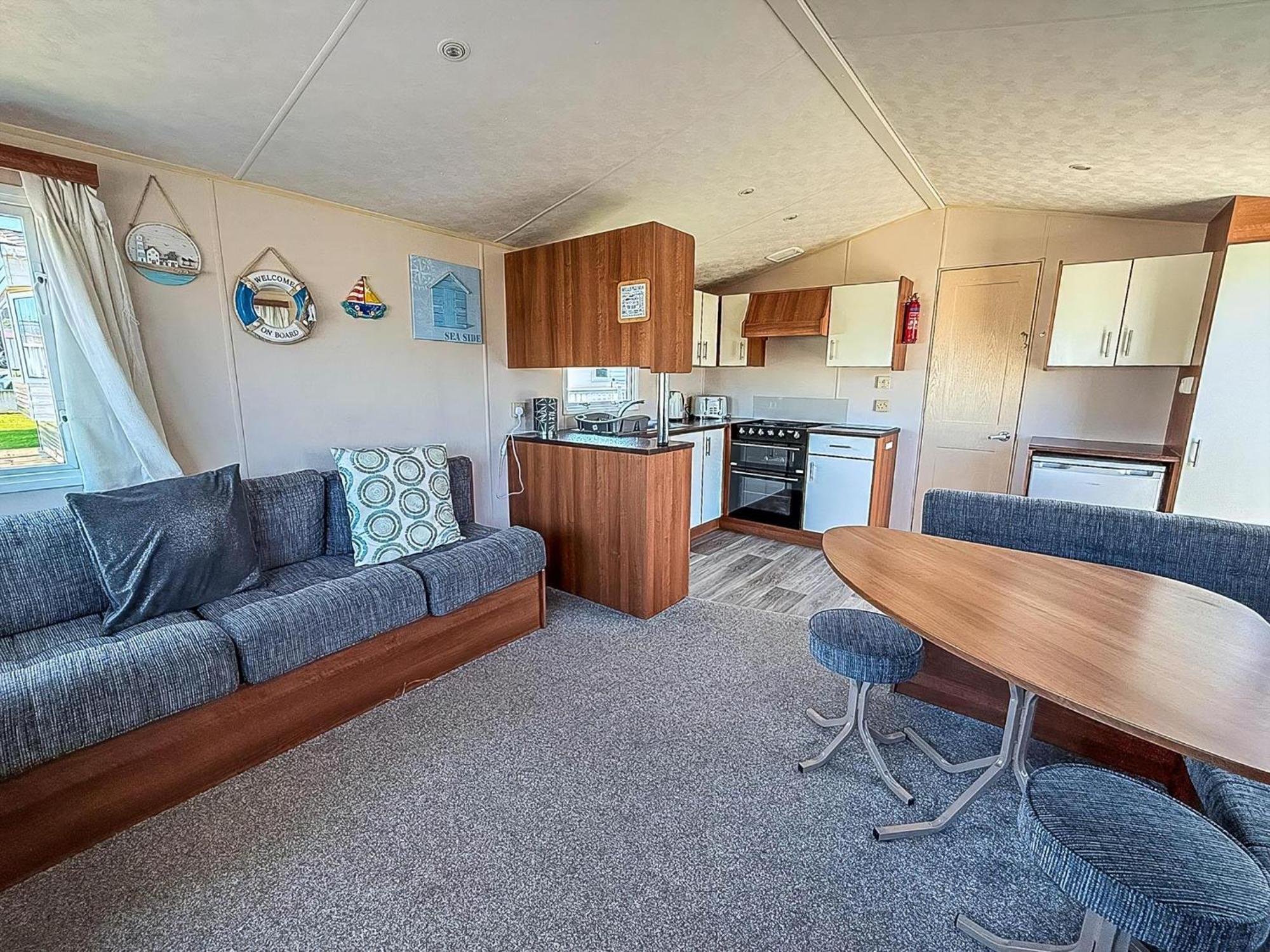 Great 6 Berth Caravan With Decking At Manor Park In Hunstanton Ref 23017B Экстерьер фото